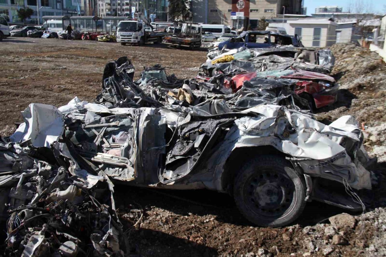 Depremde milyonluk araçlar kağıt gibi ezildi, top şeklini alan araç şaşkına çevirdi