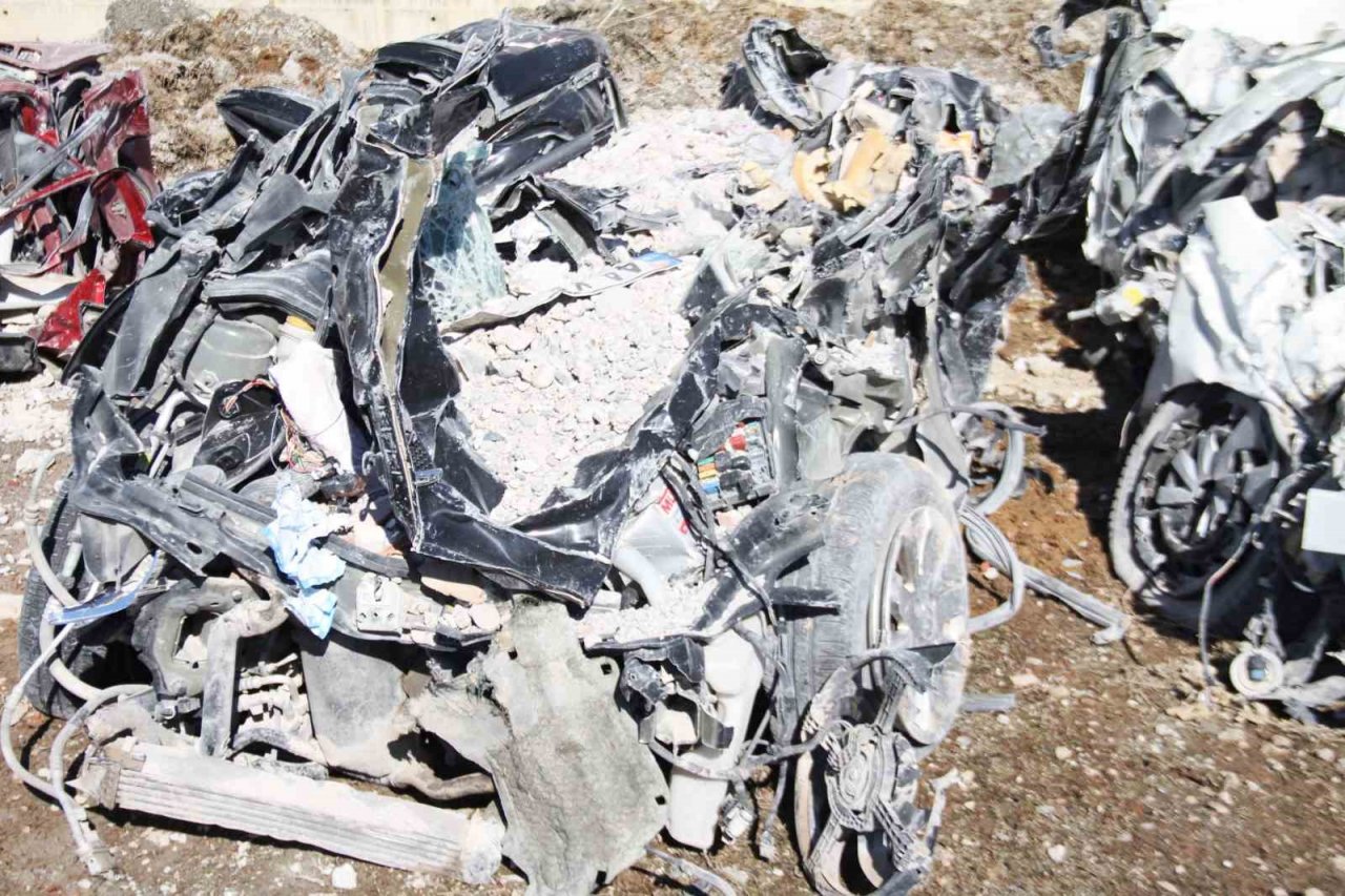 Depremde milyonluk araçlar kağıt gibi ezildi, top şeklini alan araç şaşkına çevirdi