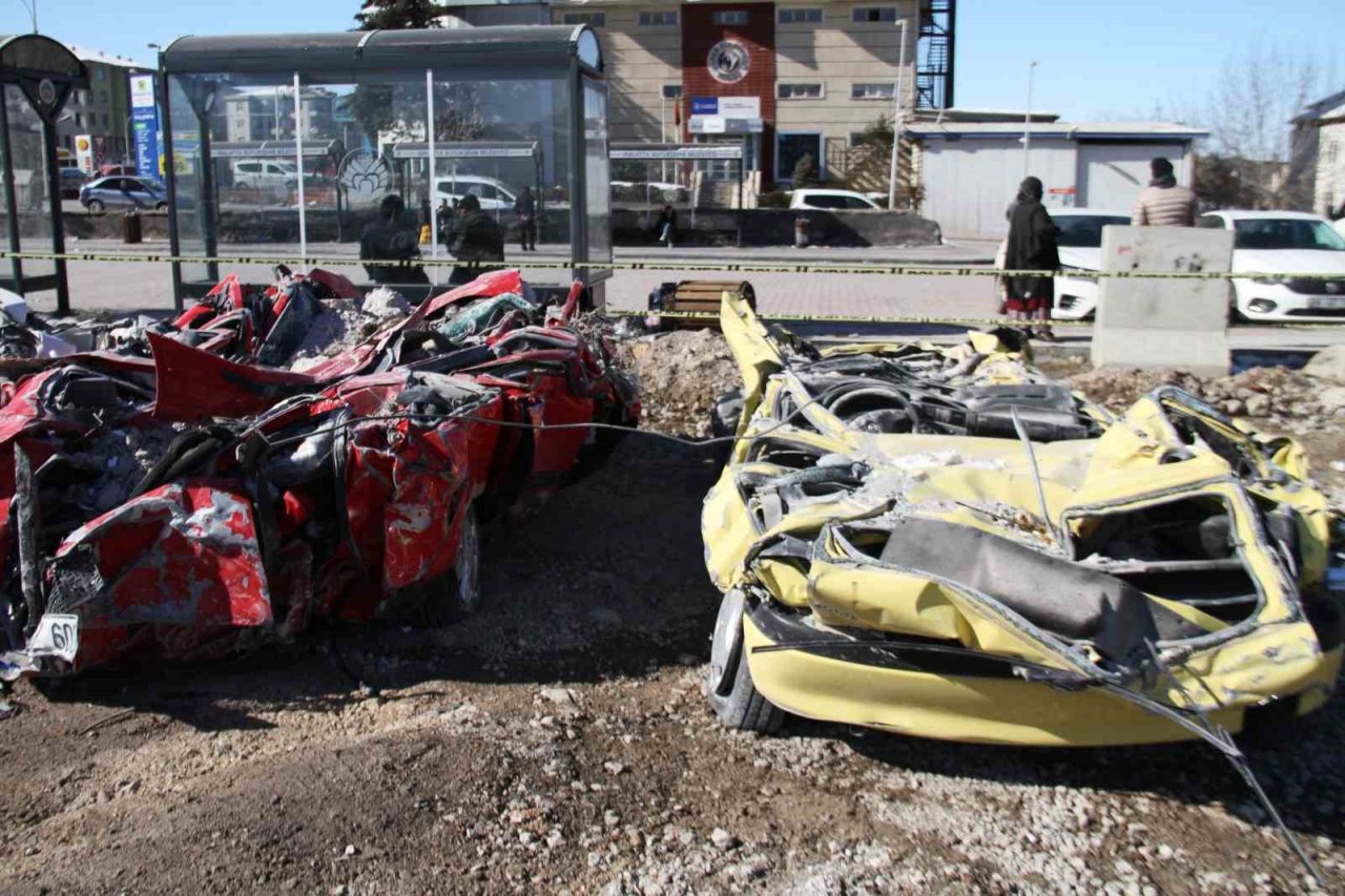 Depremde milyonluk araçlar kağıt gibi ezildi, top şeklini alan araç şaşkına çevirdi