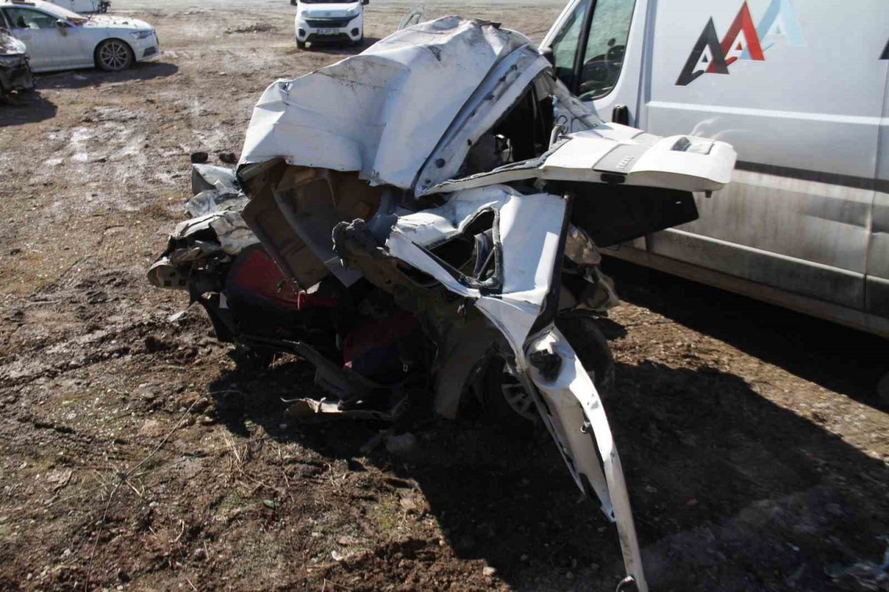 Depremde milyonluk araçlar kağıt gibi ezildi, top şeklini alan araç şaşkına çevirdi