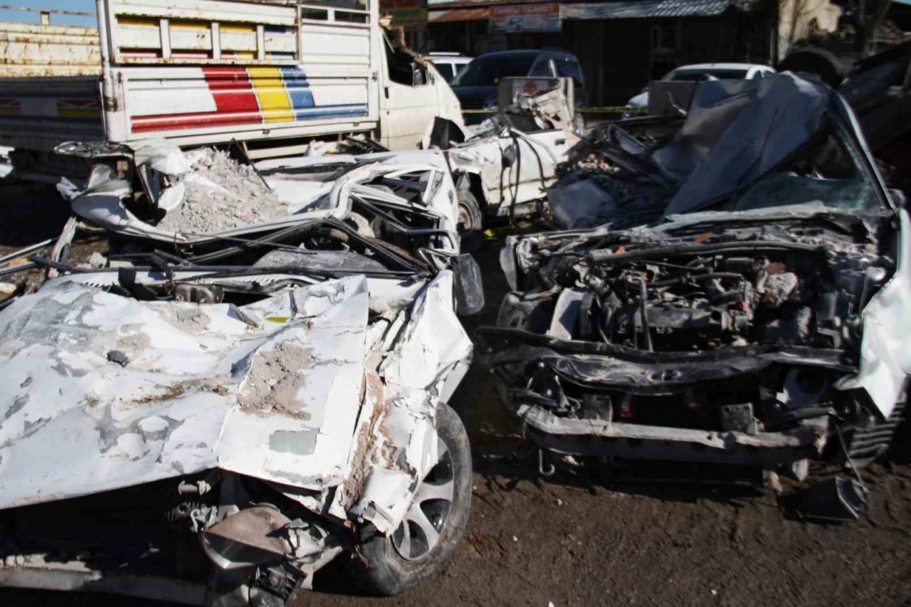 Depremde milyonluk araçlar kağıt gibi ezildi, top şeklini alan araç şaşkına çevirdi