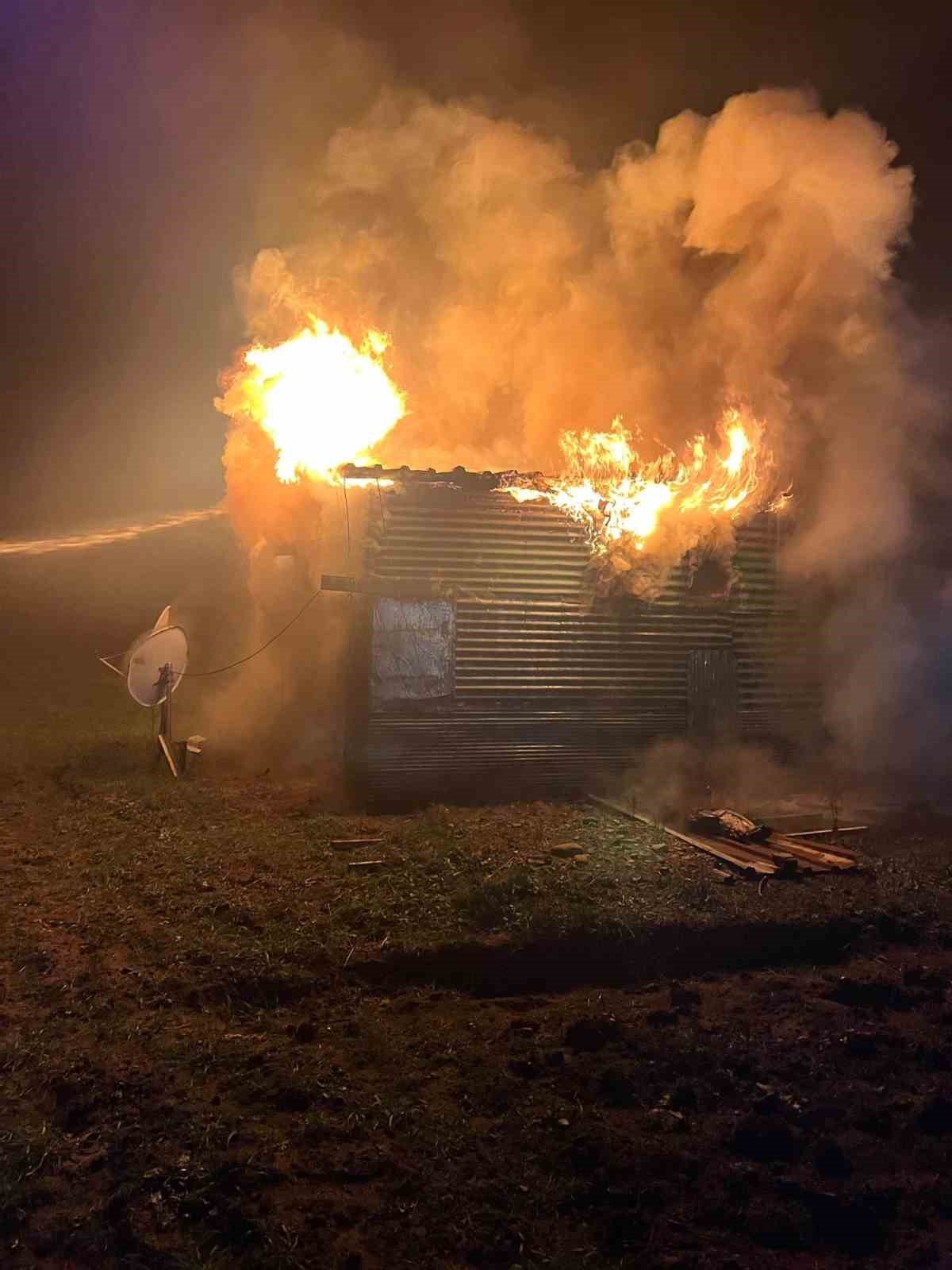 Marmaris’te prefabrik ev tamamen yandı