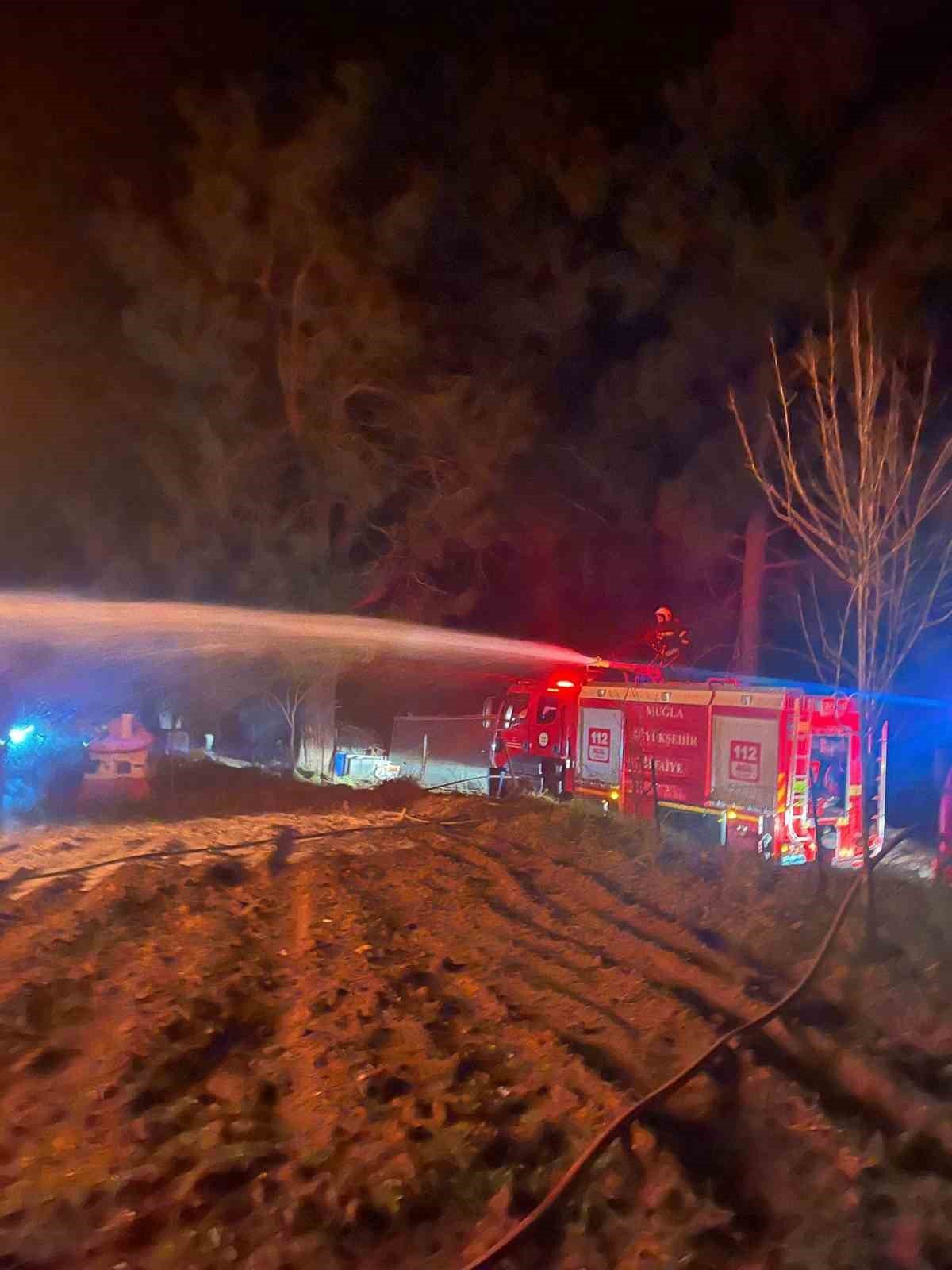 Marmaris’te prefabrik ev tamamen yandı