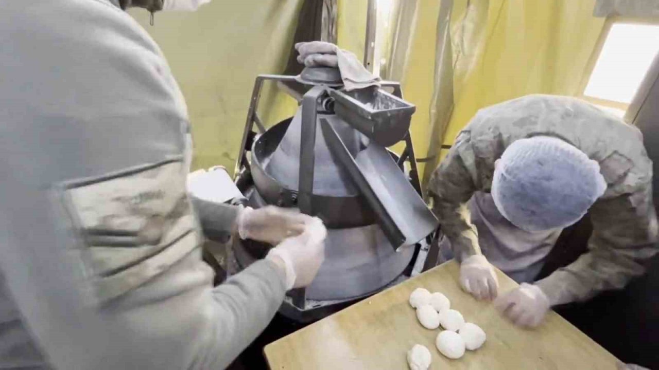 95’inci Zırhlı Tugayı Kahramanmaraş’ta çorba dağıtımına devam ediyor