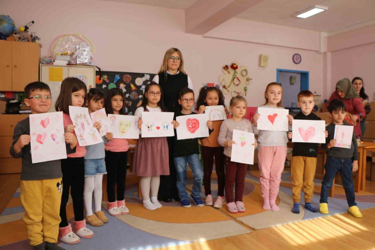 Minik öğrencilerden deprem bölgesindeki arkadaşlarına kırtasiye desteği