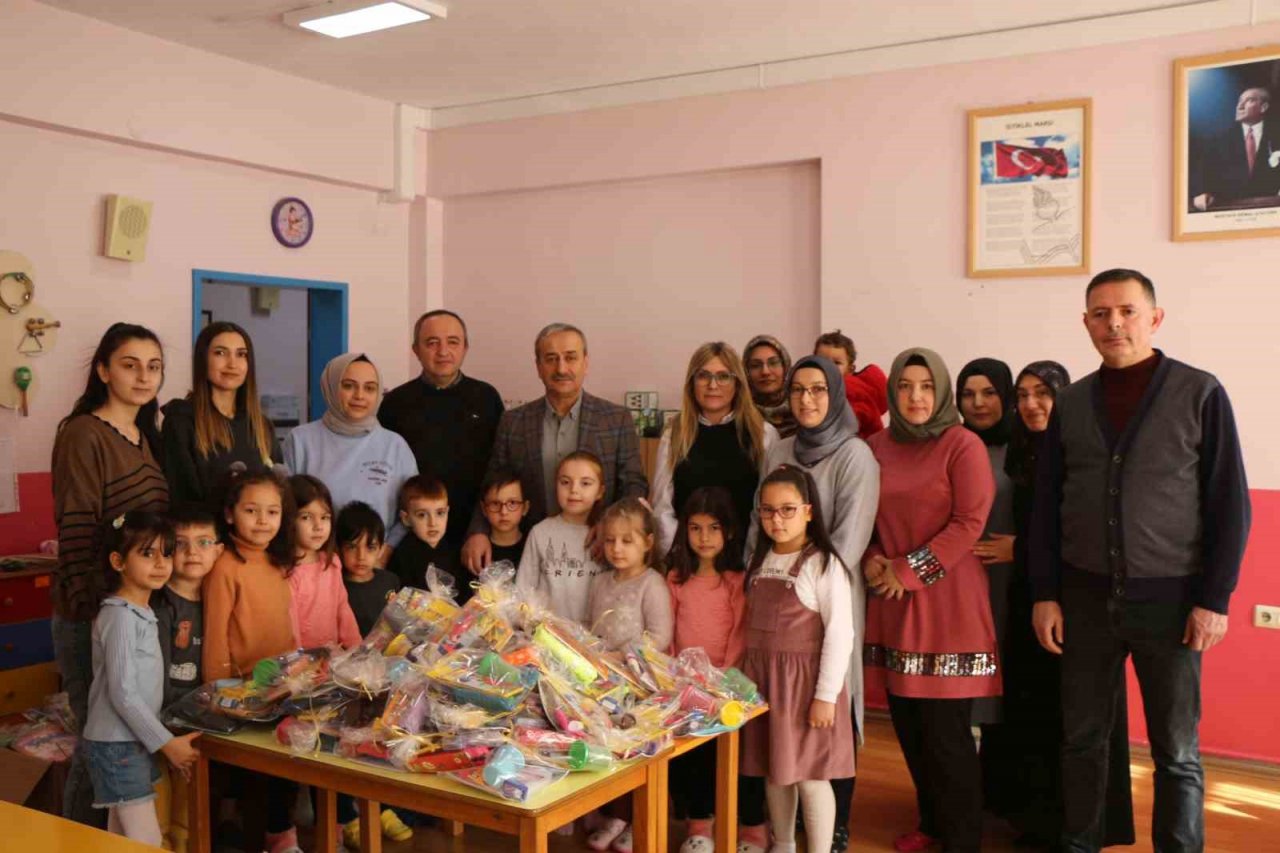 Minik öğrencilerden deprem bölgesindeki arkadaşlarına kırtasiye desteği