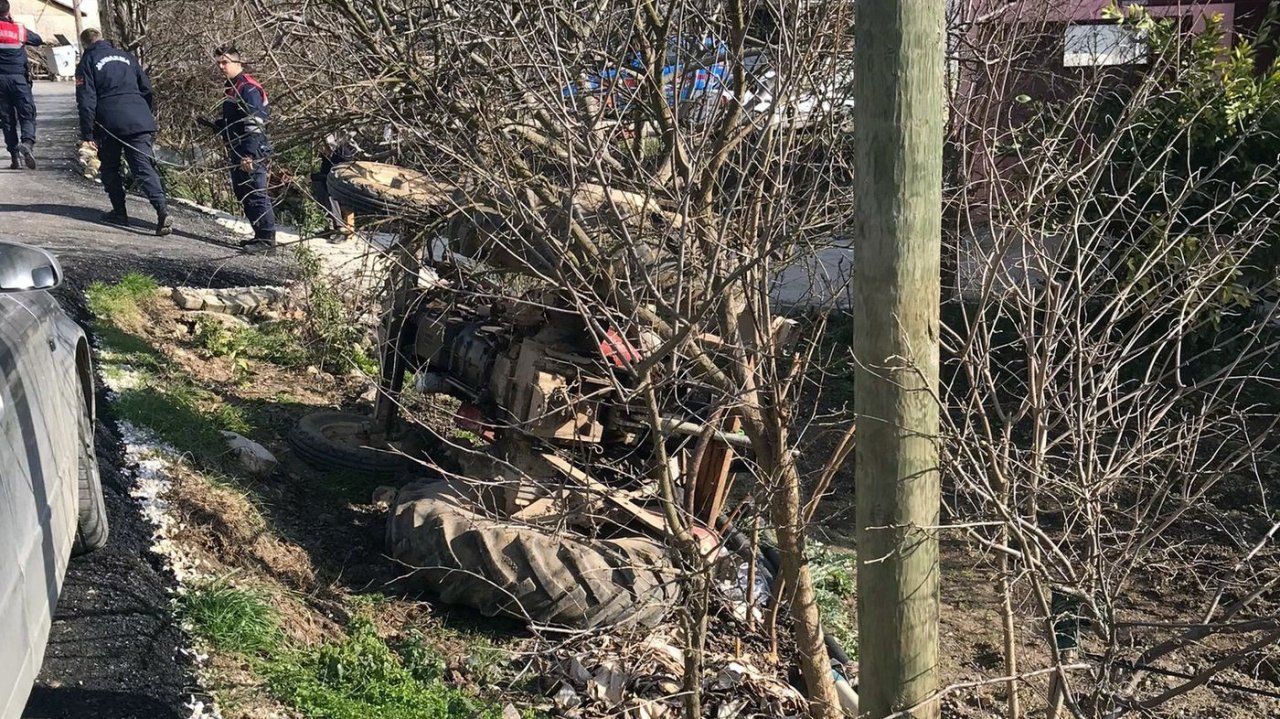 Sakarya’da traktör devrildi: 1 yaralı