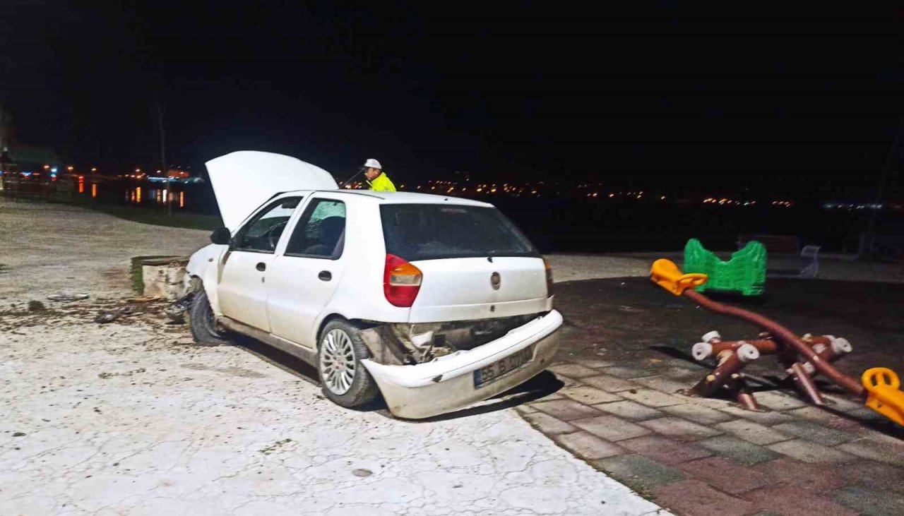 Otomobil çocuk parkına daldı: 2 yaralı