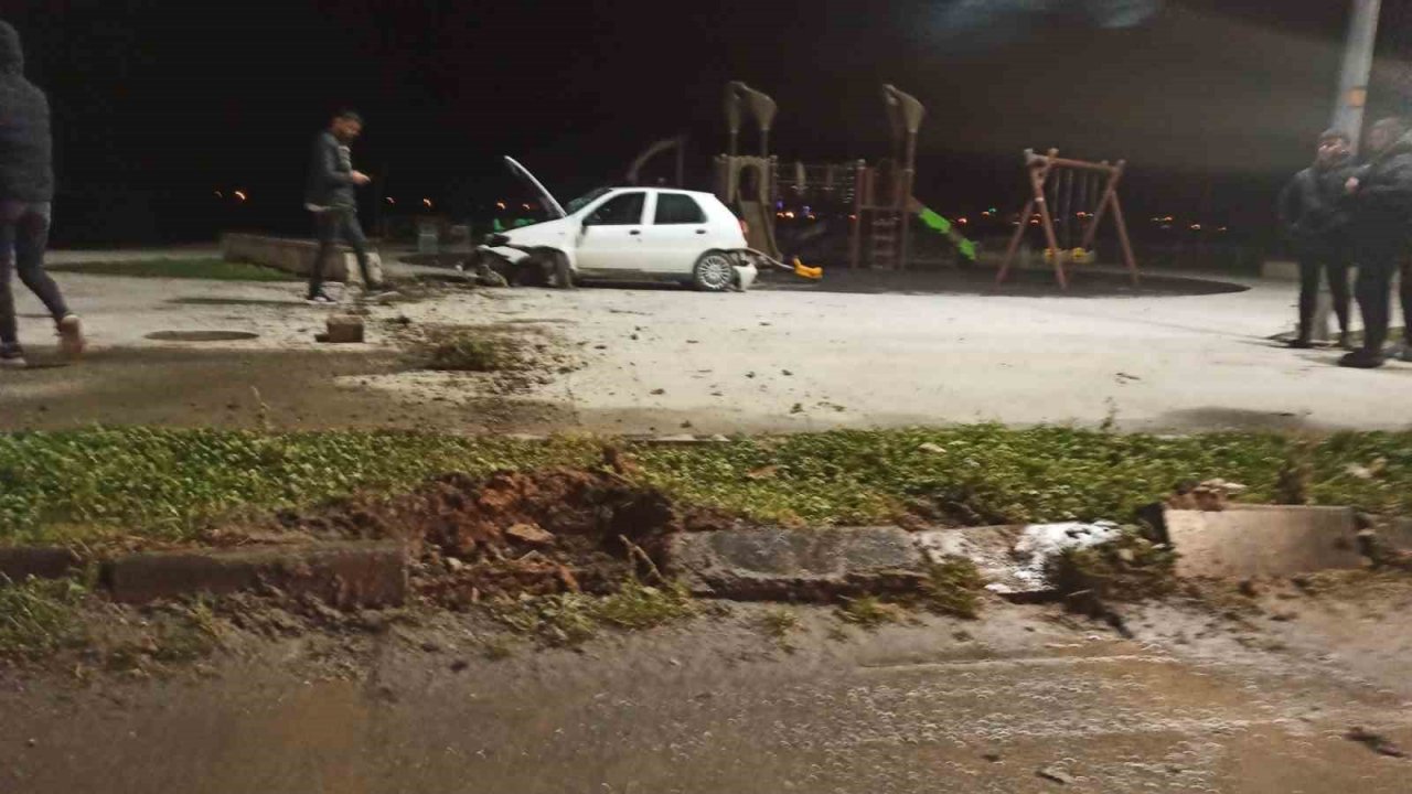 Otomobil çocuk parkına daldı: 2 yaralı
