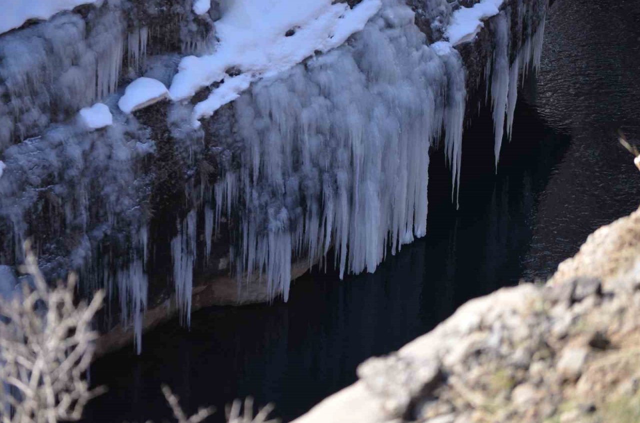 Şırnak’ta dağlar buz tuttu