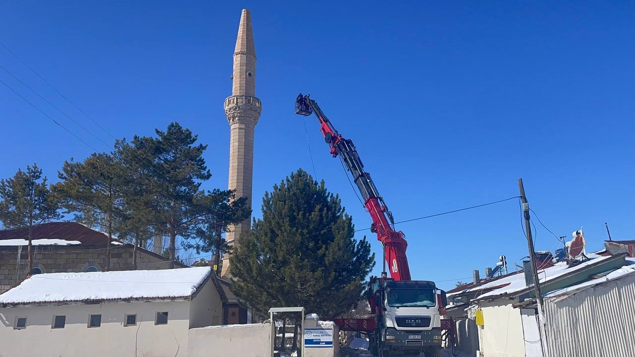 Depremde hasar oluşan caminin minaresi kontrollü olarak yıkıldı