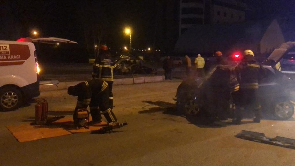 Takla atan otomobilde sıkışan sürücüyü itfaiye kurtardı