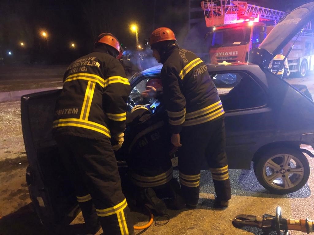 Takla atan otomobilde sıkışan sürücüyü itfaiye kurtardı