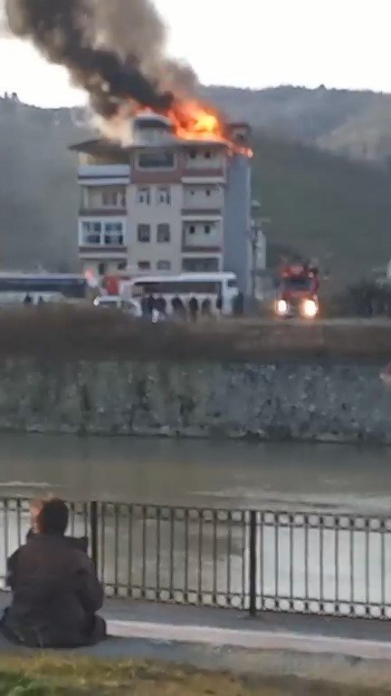 Trabzon’un Araklı ilçesinde 5 katlı evin çatısı alevlere teslim oldu