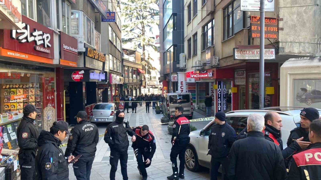 Trabzon’da silahlı kavganın görüntüleri güvenlik ve cep telefonu kameralarına yansıdı