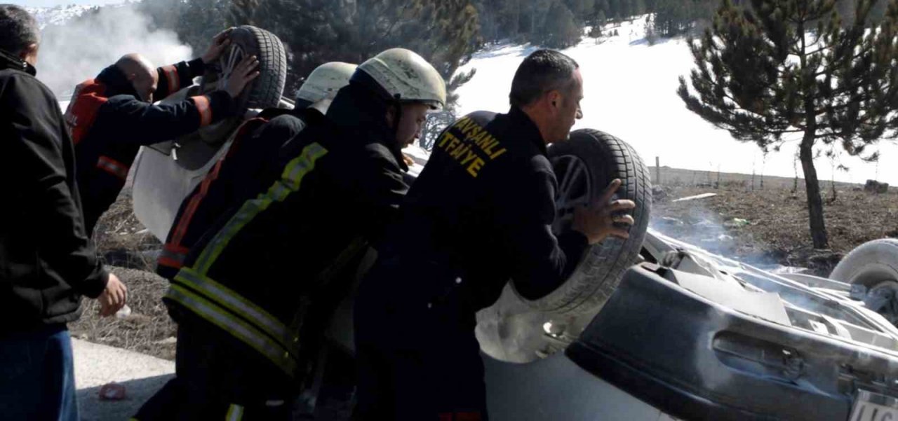 Kütahya Tavşanlı’da otomobil takla attı: 2 yaralı
