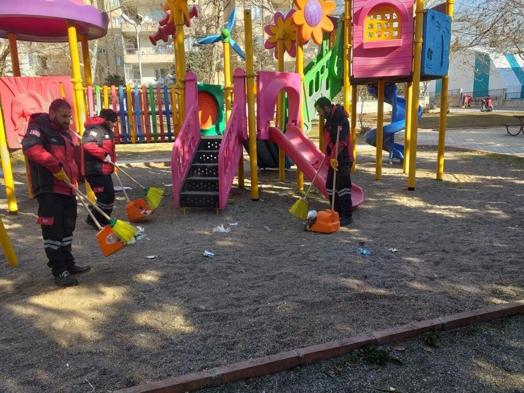 Ümraniye Belediyesi’nden deprem bölgesine temizlik desteği