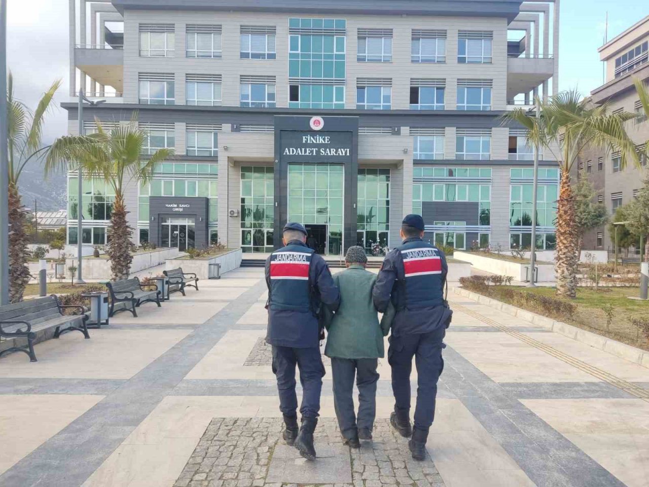 Antalya’da 27 kilogram esrar ele geçirildi
