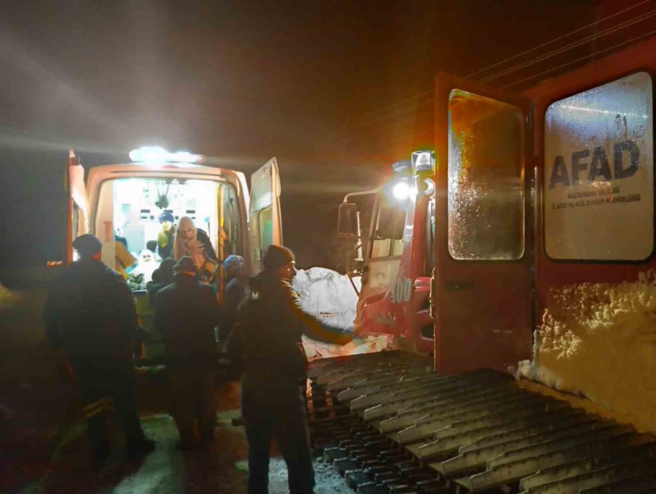 AFAD, kar üstü paletli aracı ile 16 hastaya müdahale etti