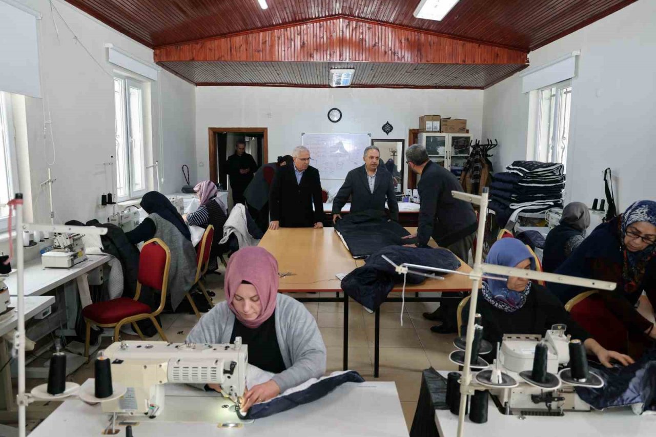 Talas’tan depremzedelere uyku tulumu