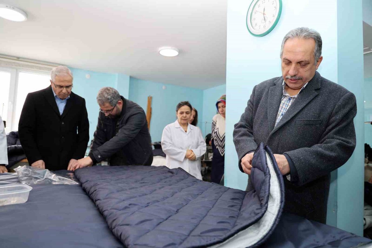 Talas’tan depremzedelere uyku tulumu