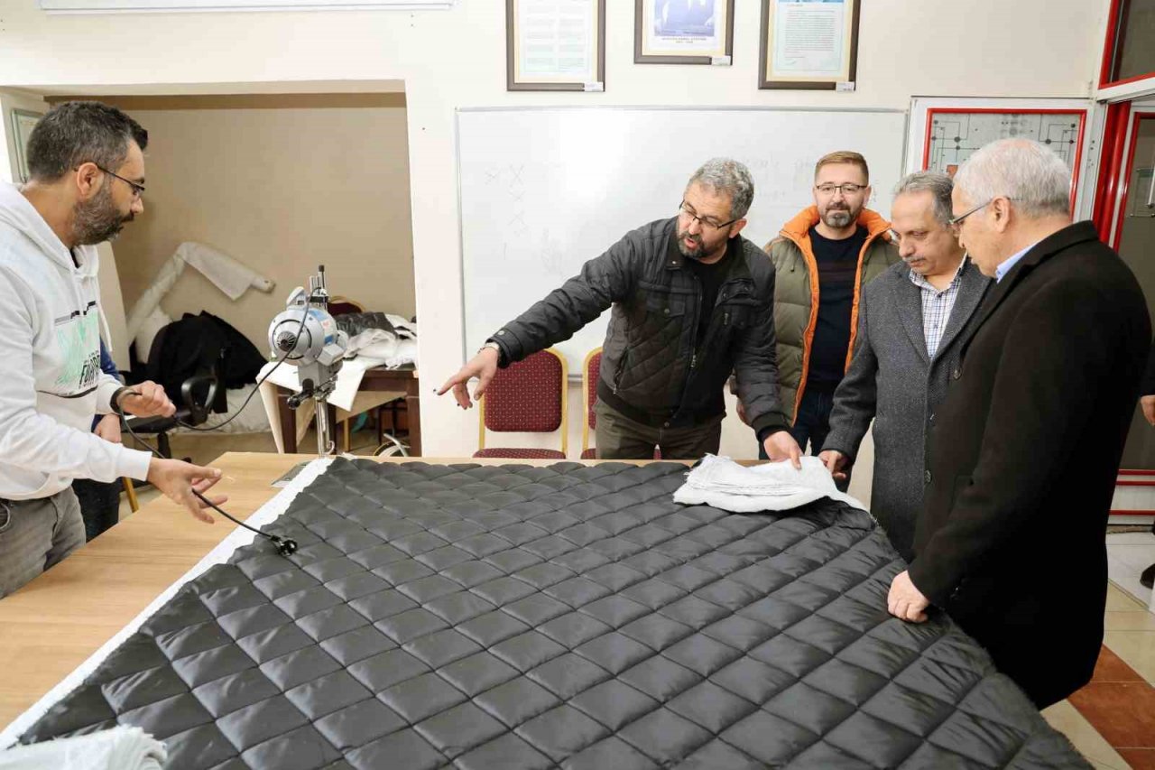 Talas’tan depremzedelere uyku tulumu