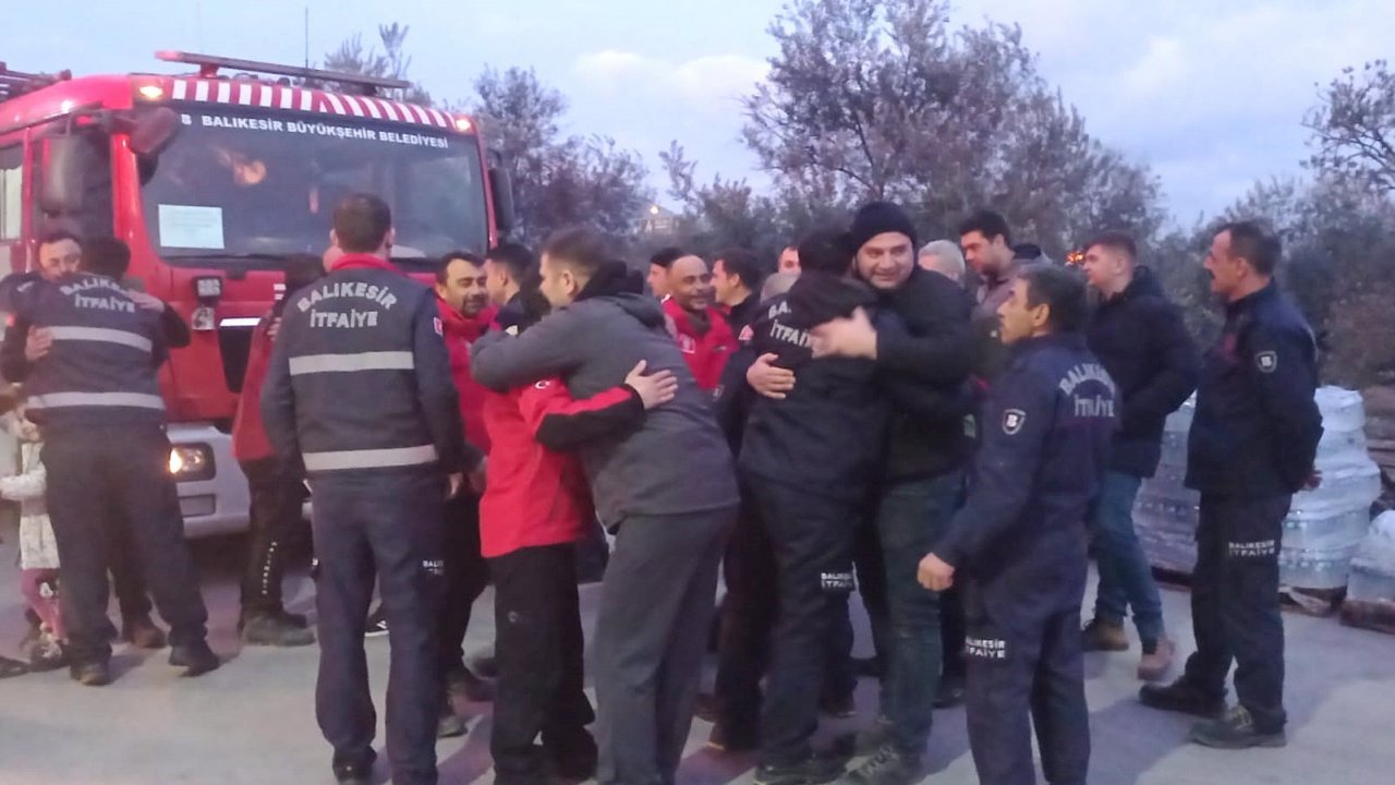 Deprem bölgesinden dönen itfaiyeci eşini adak keserek karşıladı