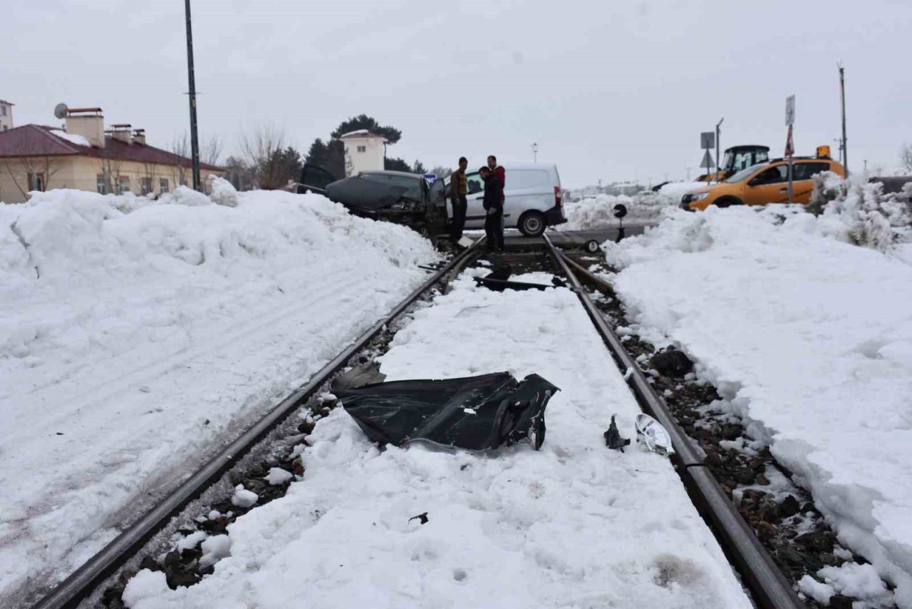 Bingöl’de tren otomobile çarptı, faciadan dönüldü