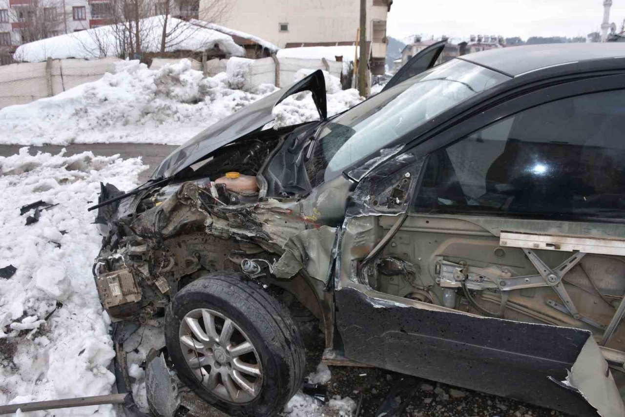 Bingöl’de tren otomobile çarptı, faciadan dönüldü