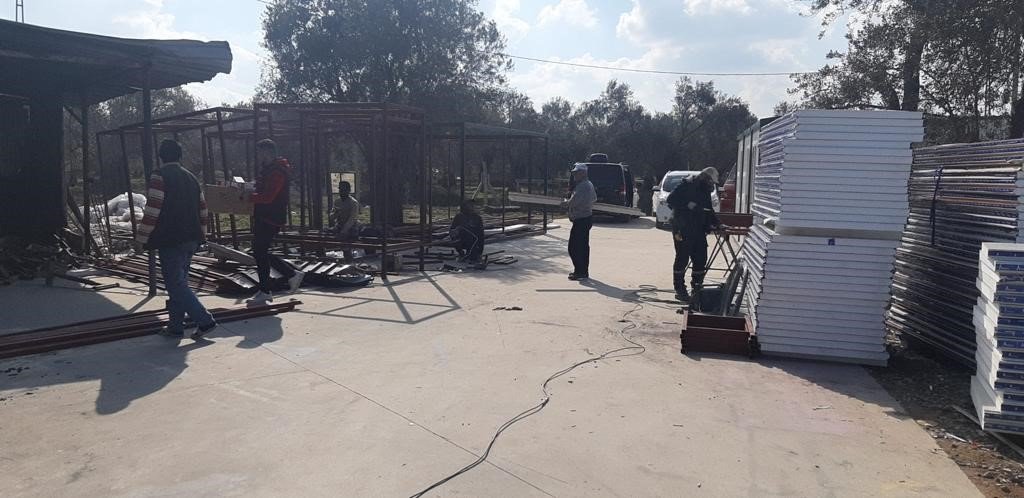 Burhaniye Belediyesi’nden afet bölgesine konteyner ev desteği