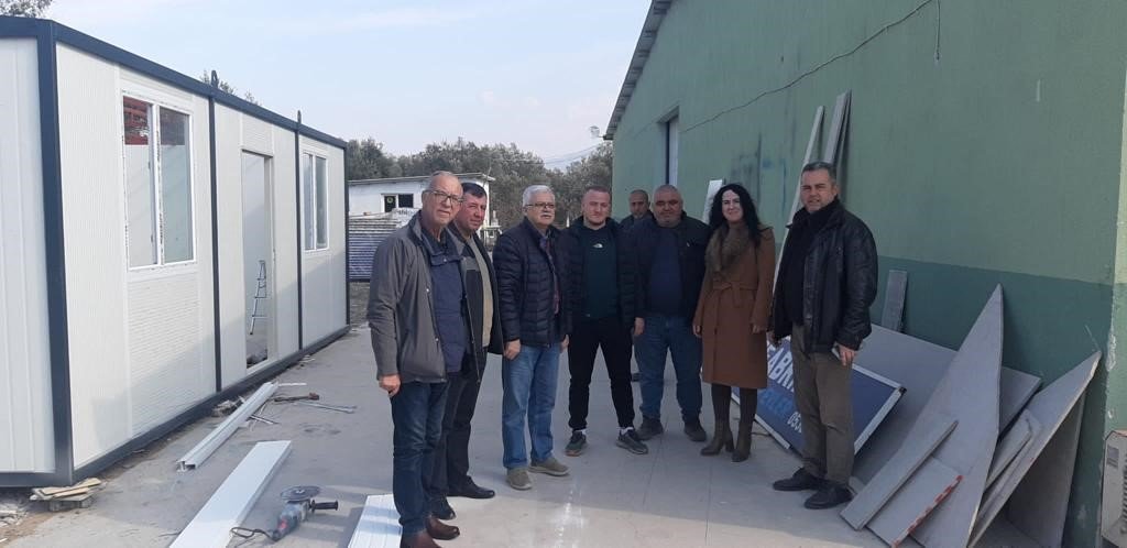 Burhaniye Belediyesi’nden afet bölgesine konteyner ev desteği