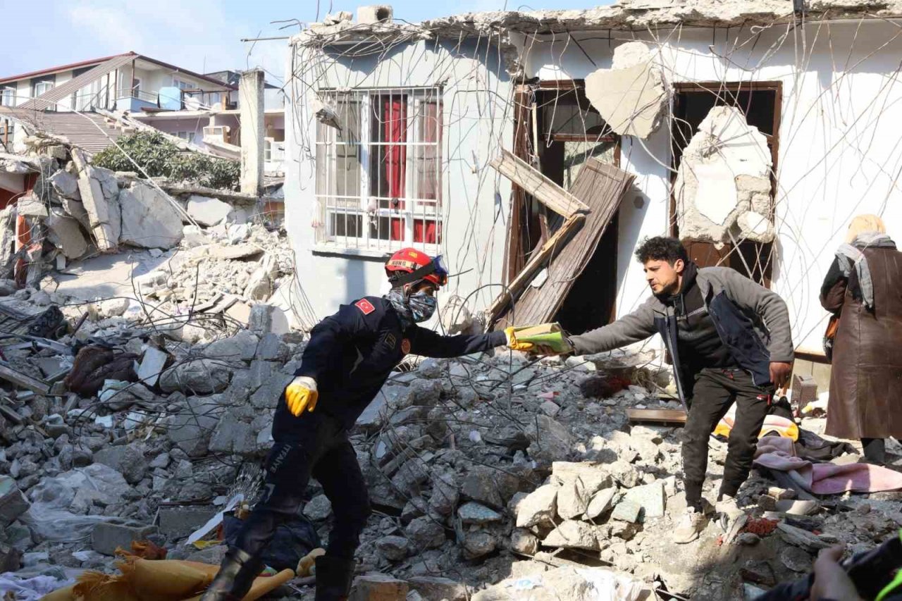 Enkaz yığınlarında nefes arayışı