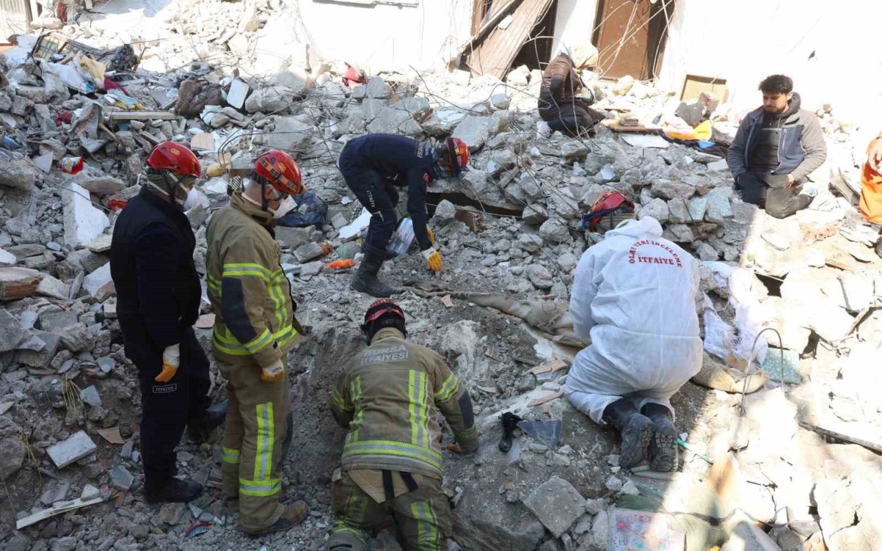 Enkaz yığınlarında nefes arayışı