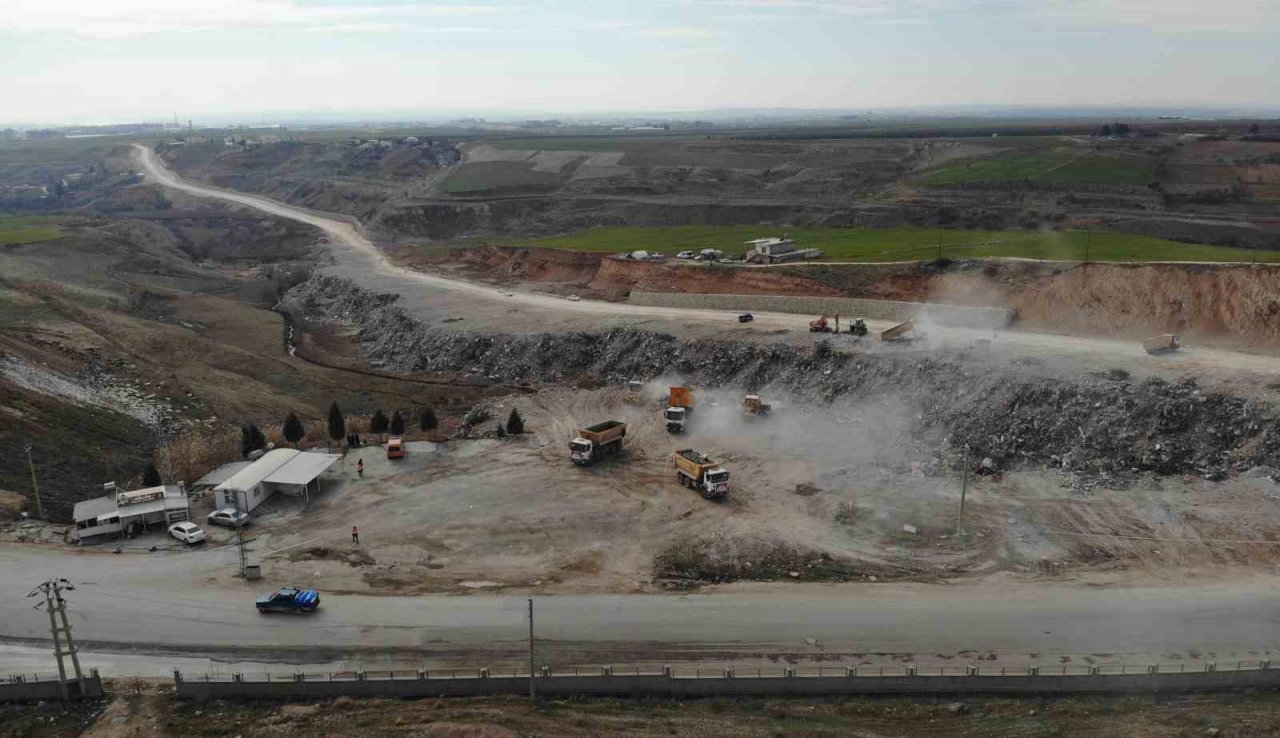 Depremde yıkılan binaların binlerce tonluk enkazı şehir dışına taşınıyor