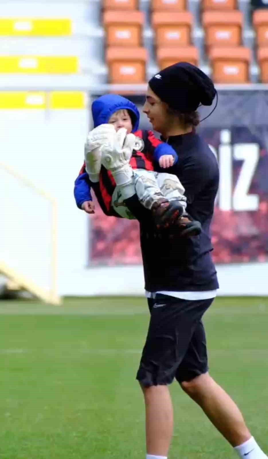 Çorum FK’lı futbolcular, minik depremzede Mehmet Asaf’ı ağırladı