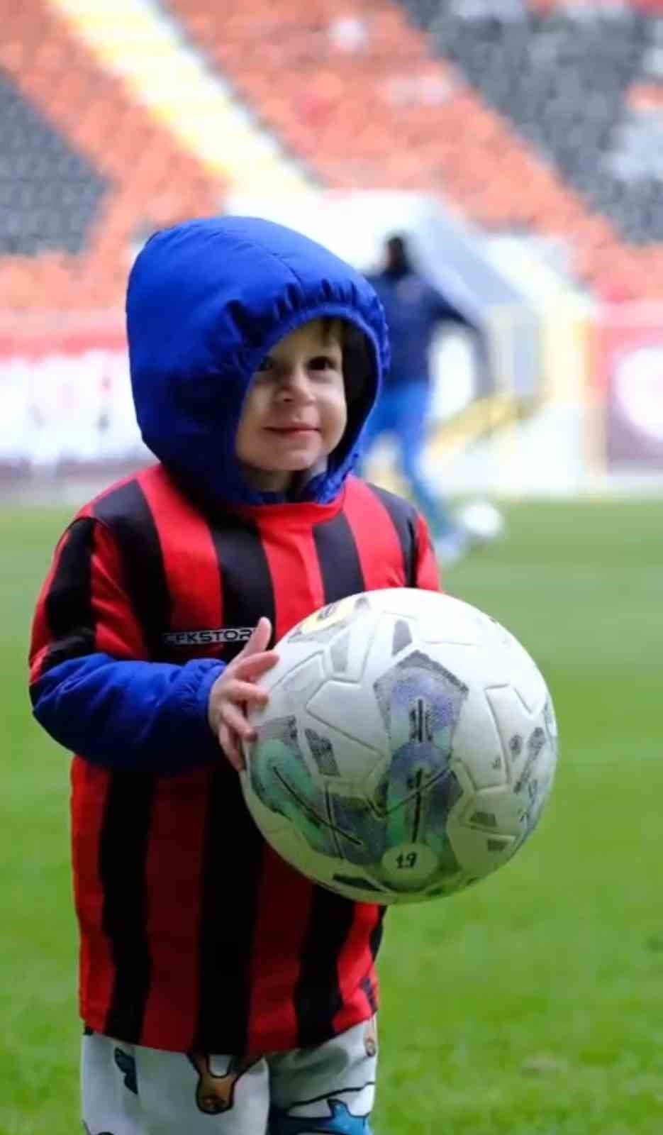 Çorum FK’lı futbolcular, minik depremzede Mehmet Asaf’ı ağırladı