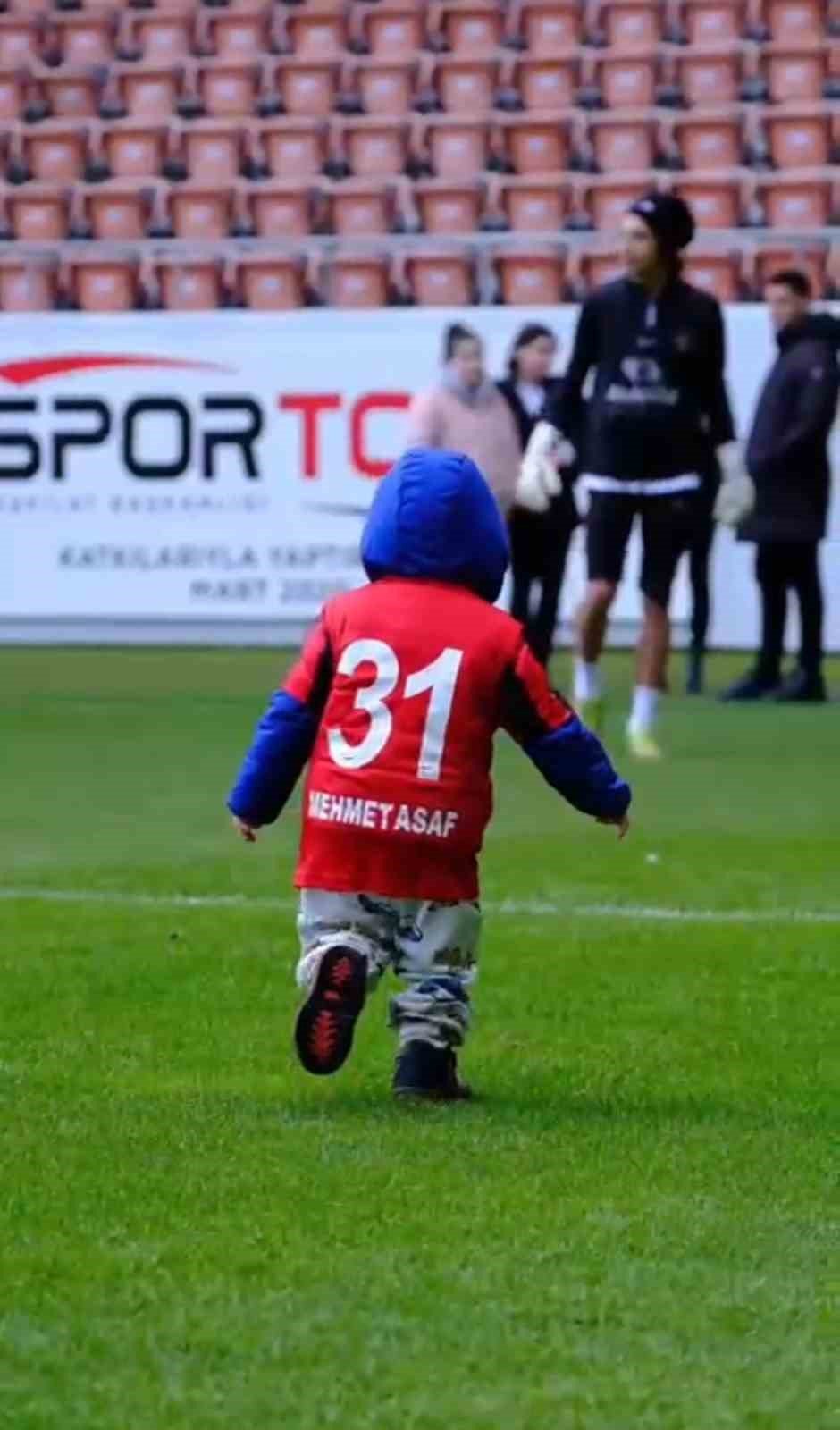 Çorum FK’lı futbolcular, minik depremzede Mehmet Asaf’ı ağırladı