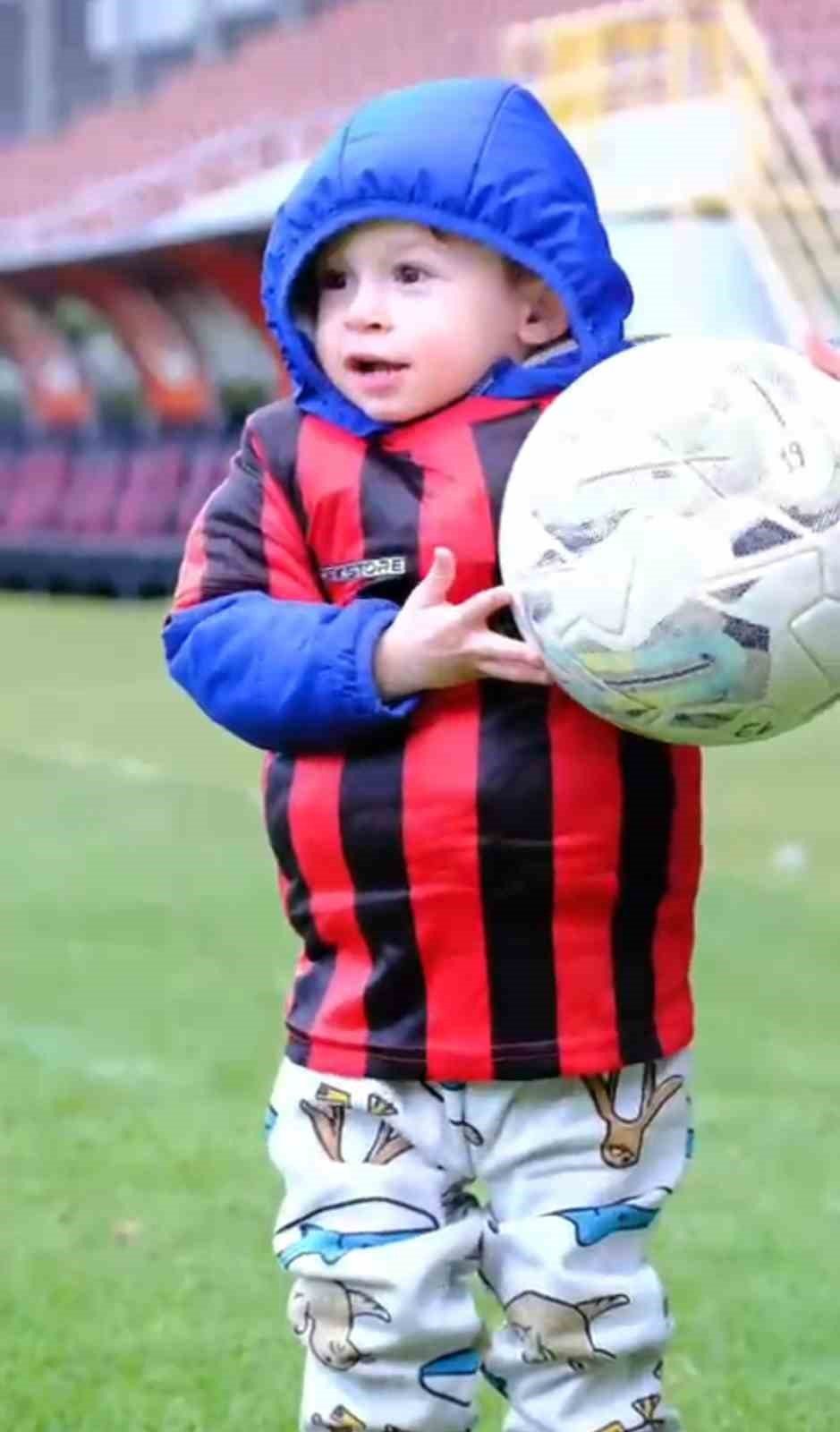 Çorum FK’lı futbolcular, minik depremzede Mehmet Asaf’ı ağırladı