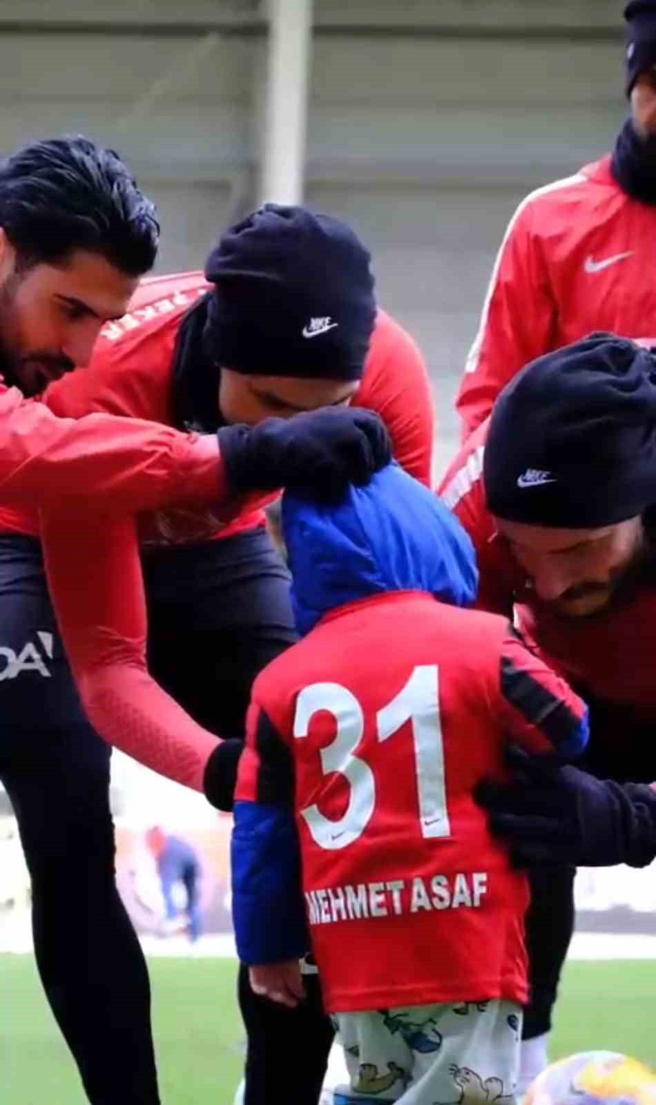 Çorum FK’lı futbolcular, minik depremzede Mehmet Asaf’ı ağırladı