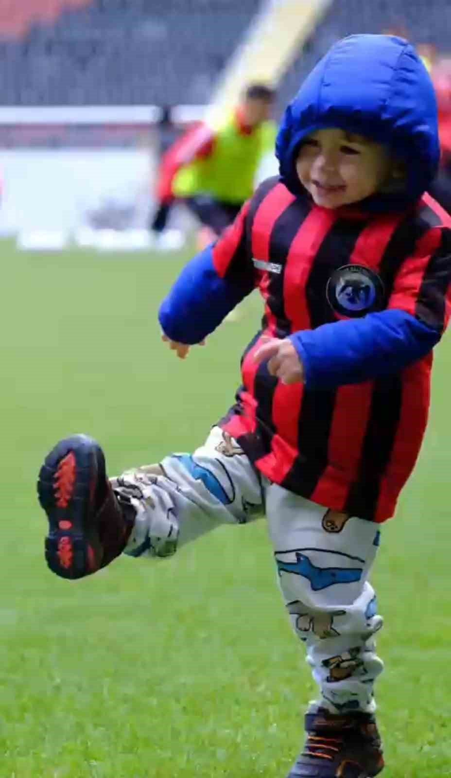 Çorum FK’lı futbolcular, minik depremzede Mehmet Asaf’ı ağırladı