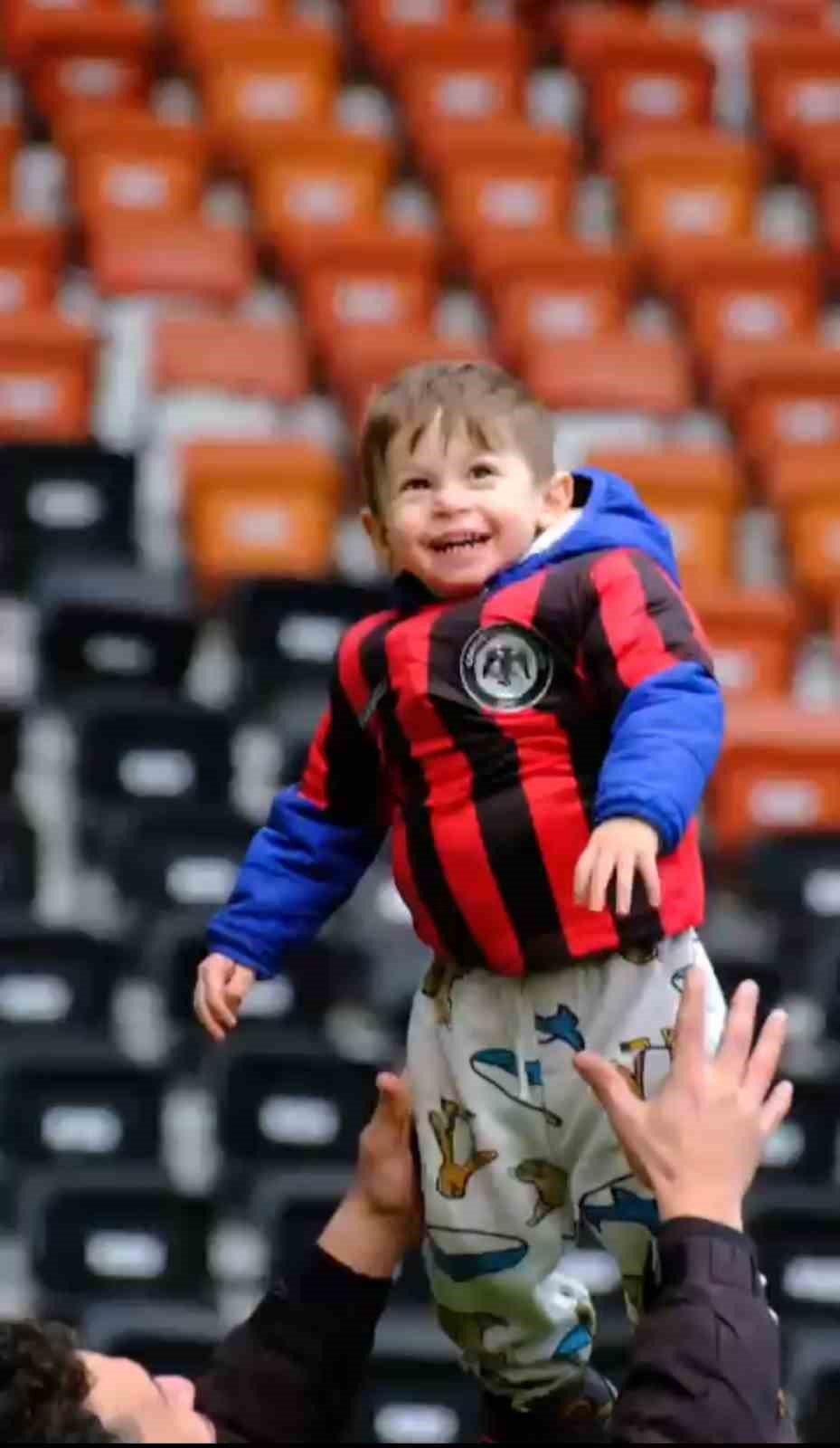 Çorum FK’lı futbolcular, minik depremzede Mehmet Asaf’ı ağırladı