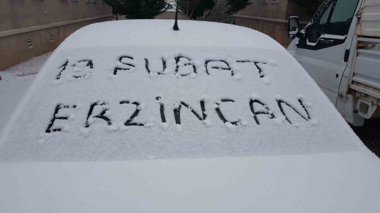 Erzincan pazar gününe karla uyandı