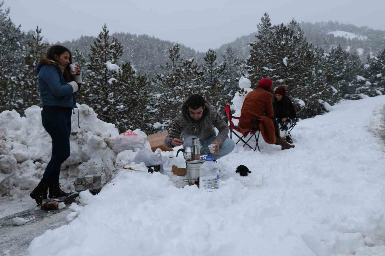 Erzincan pazar gününe karla uyandı