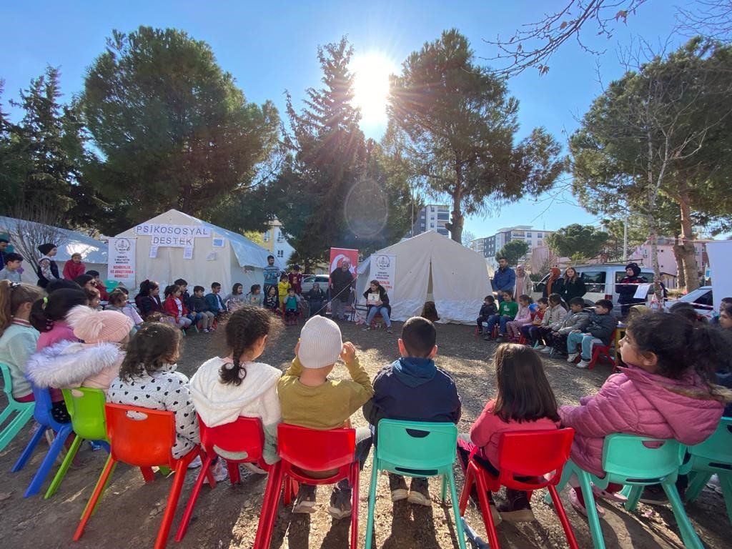 Gönüllü öğretmenler depremzedeler için seferber oldu