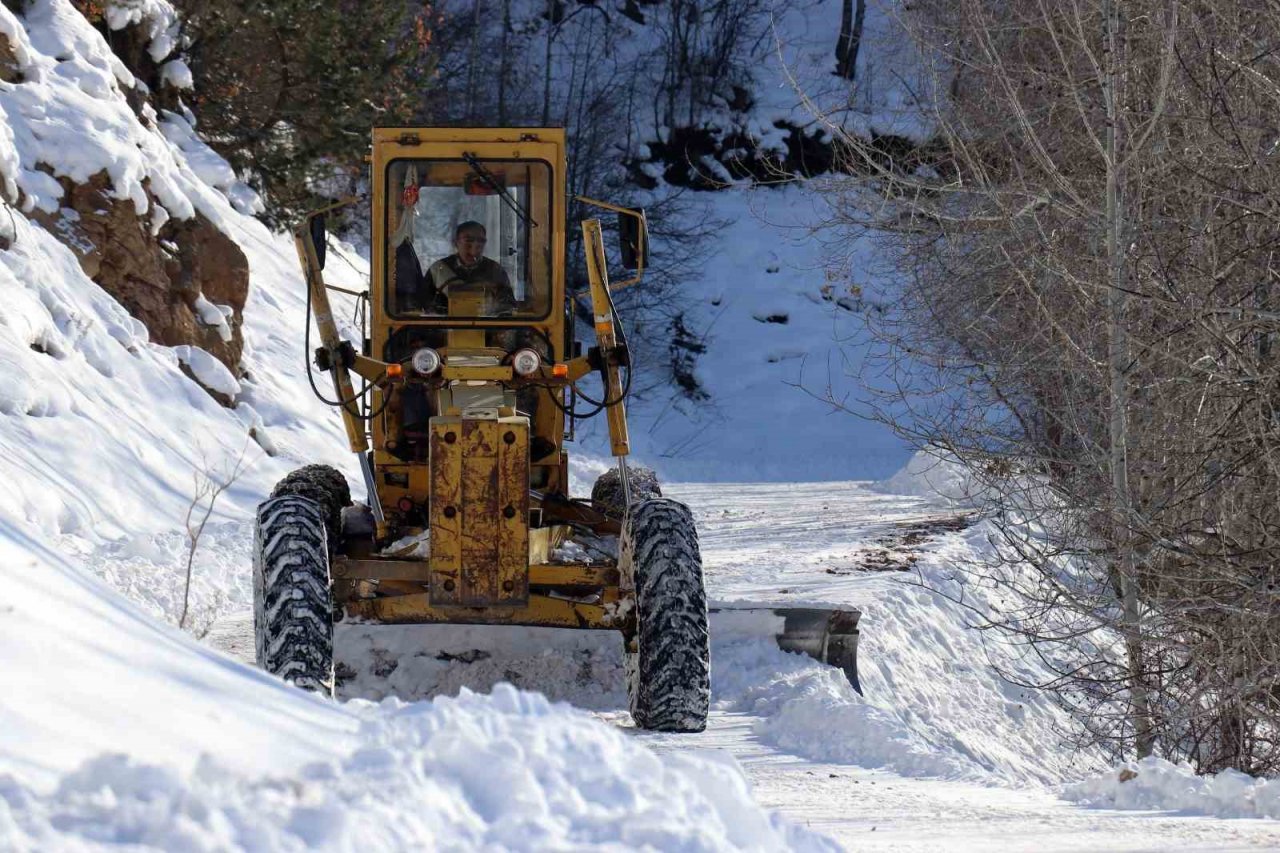 Gümüşhane’de kapalı köy yolları açıldı