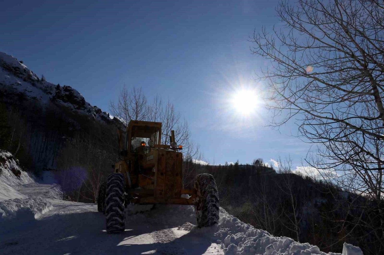 Gümüşhane’de kapalı köy yolları açıldı