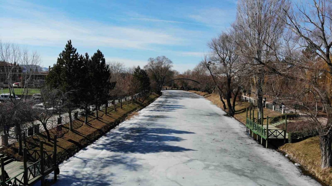 Porsuk Çayı’nın buzu 13 derecede bile çözülmedi