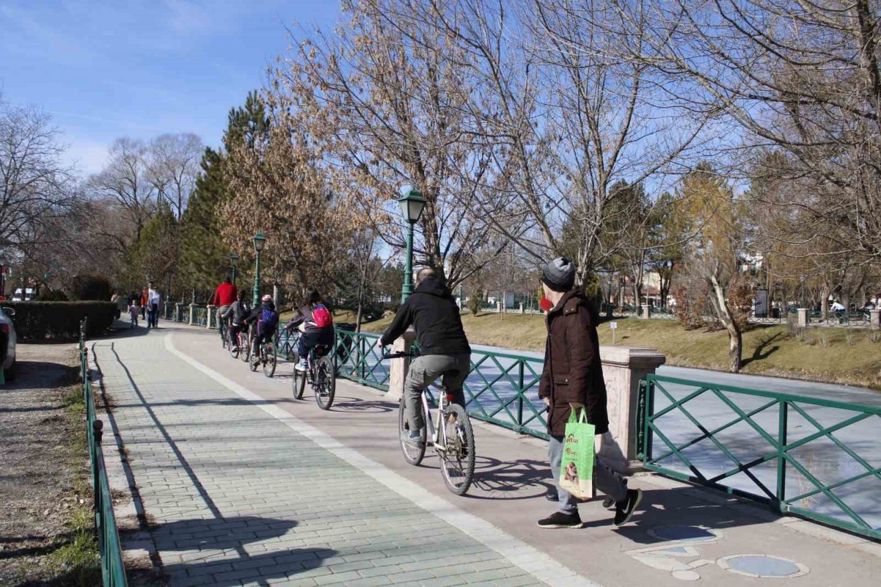 Porsuk Çayı’nın buzu 13 derecede bile çözülmedi