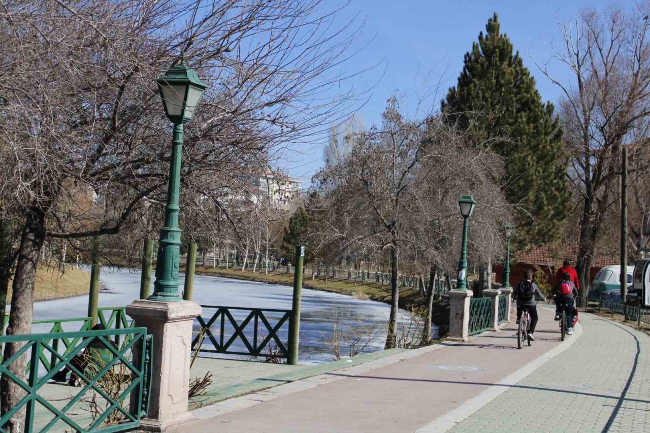 Porsuk Çayı’nın buzu 13 derecede bile çözülmedi