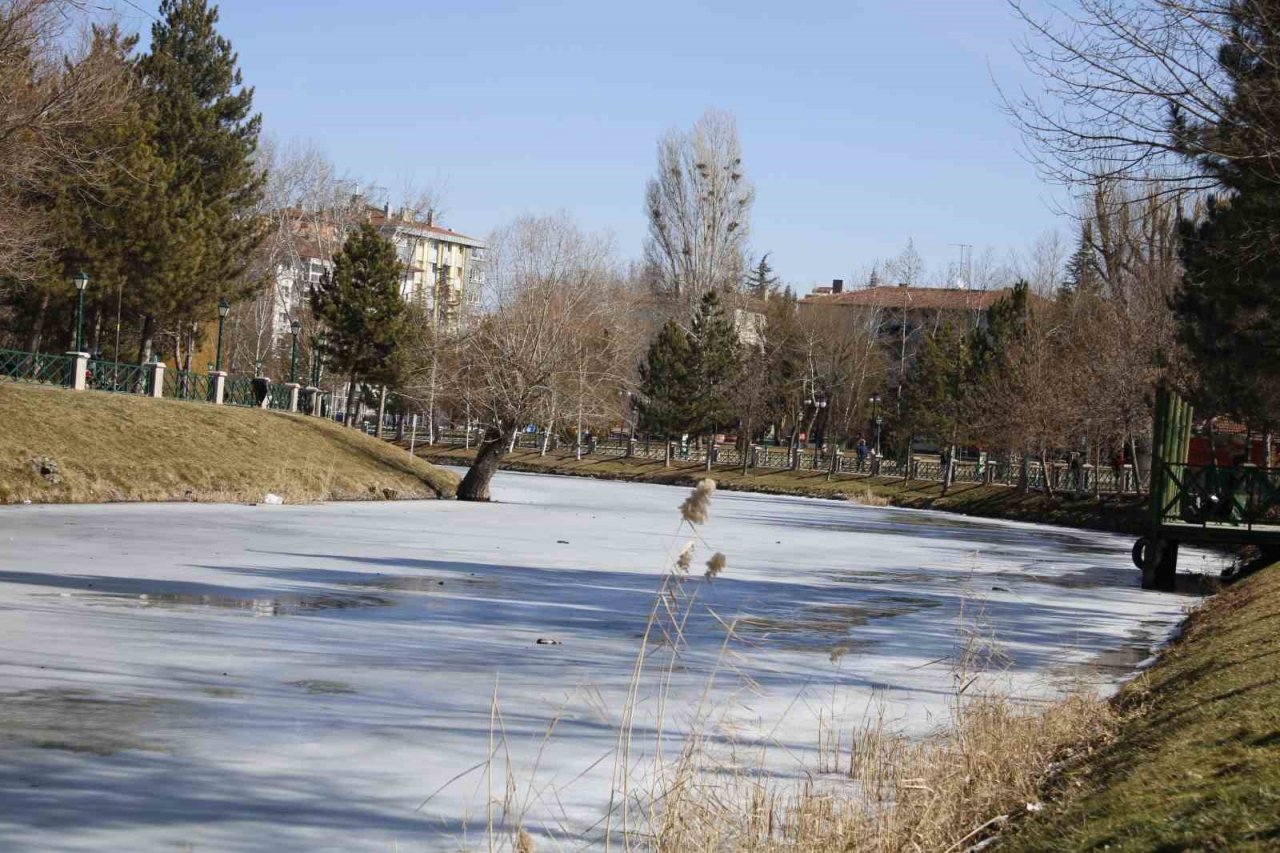 Porsuk Çayı’nın buzu 13 derecede bile çözülmedi